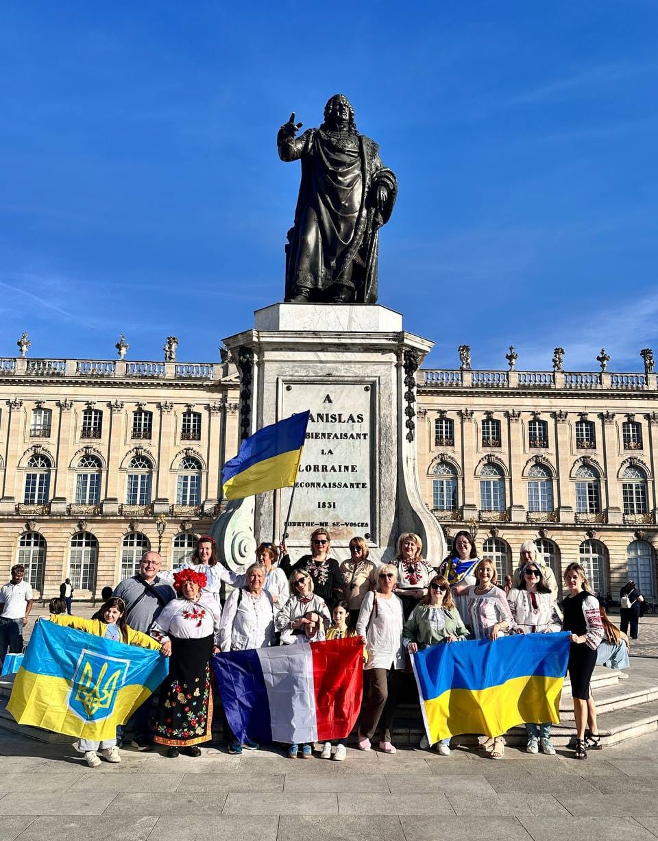 La communauté ukrainienne de Lorraine avec des drapeaux ukrainiens et français devant la statue de Stanislas, place Stanislas à Nancy