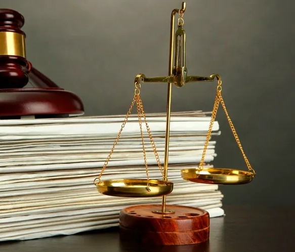Balance de la justice et marteau de juge : accompagnement juridique pour les Ukrainiens