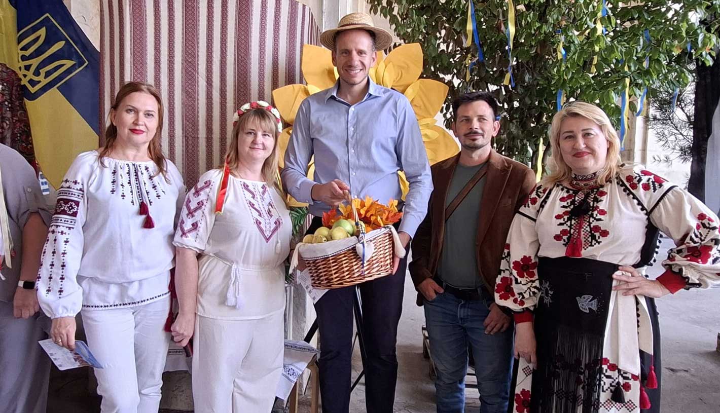L’équipe d’Ukraine-Lorraine en chemises brodées ukrainiennes au stand de l’association, Fête des associations de Nancy 2026