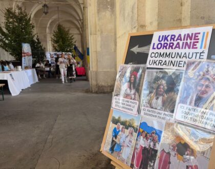 Panneau d’Ukraine-Lorraine sous les arcades invitant les passants à une photo souvenir en tenue ukrainienne