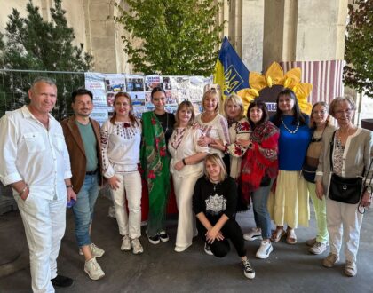 Membres et amis d’Ukraine-Lorraine, beaucoup en chemise brodée, réunis devant le stand de l’association