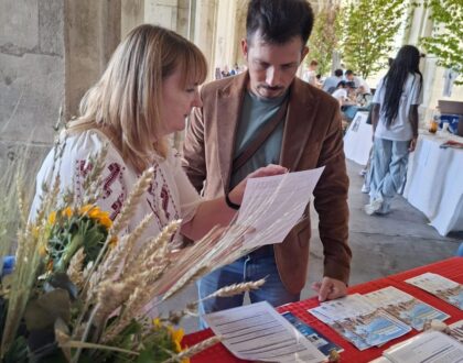 Une bénévole présente les activités de l’association à un visiteur au stand d’Ukraine-Lorraine