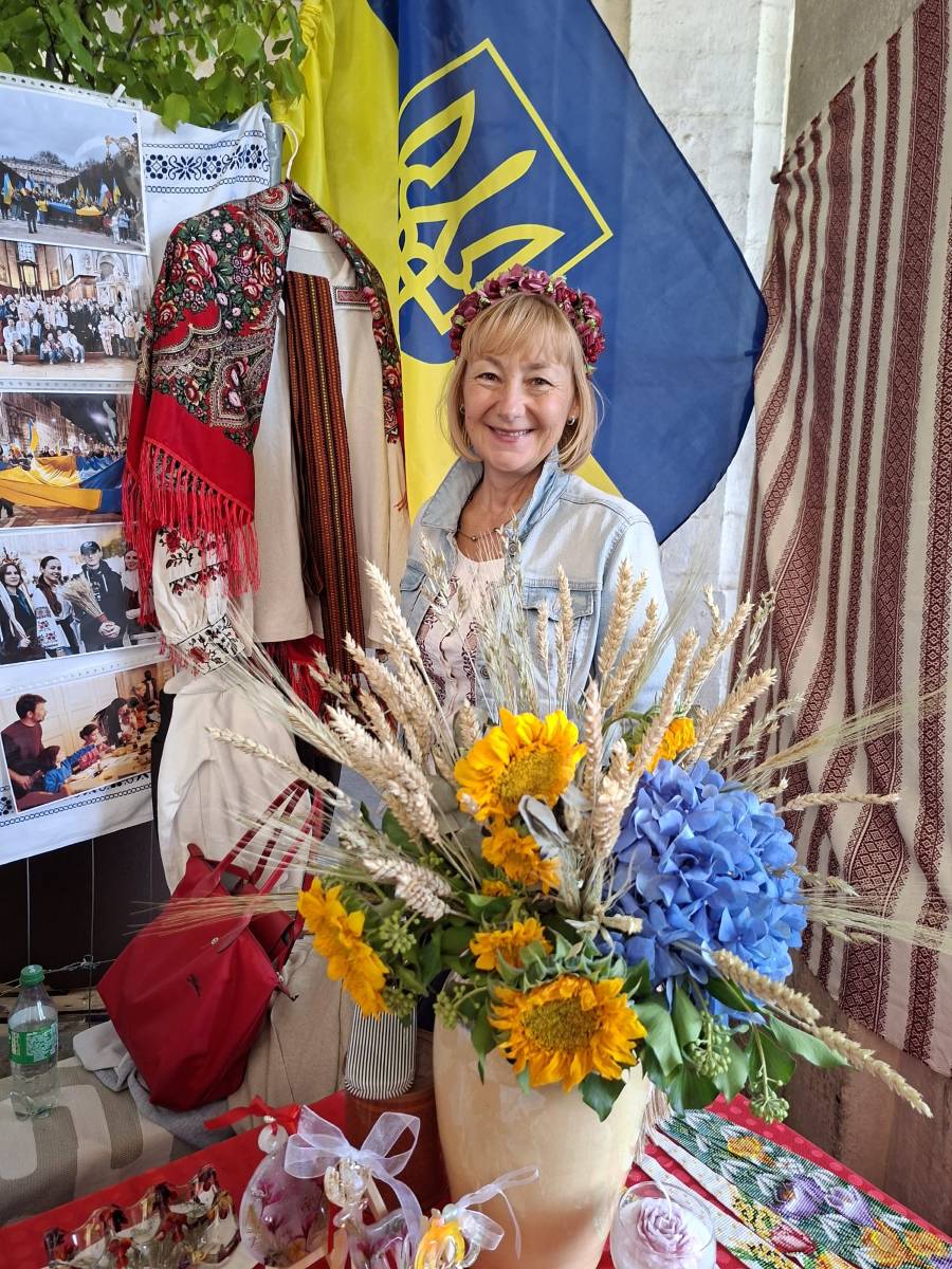 Bénévole d’Ukraine-Lorraine en couronne de fleurs au stand de l’association à Nancy