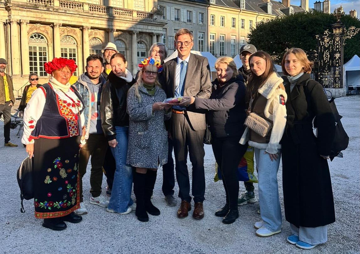 Membres de l’association Ukraine-Lorraine, dont une femme en costume traditionnel ukrainien, réunis à Nancy