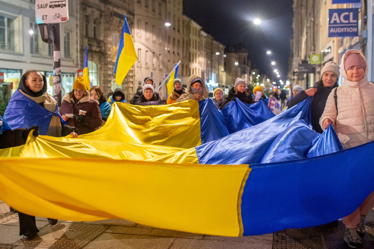 Rassemblement de solidarité avec l’Ukraine à Nancy : des Ukrainiens déploient un grand drapeau ukrainien