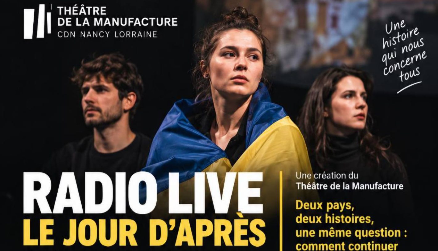 Affiche de Radio Live, le jour d’après : trois comédiens sur scène, l’un drapé dans un drapeau ukrainien